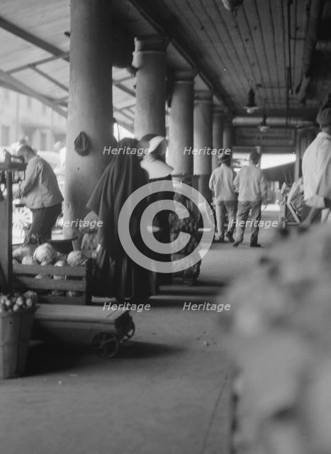 Market scene, New Orleans, between 1920 and 1926. Creator: Arnold Genthe.
