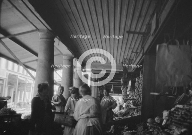 Market scene, New Orleans, between 1920 and 1926. Creator: Arnold Genthe.