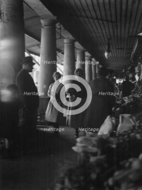 Market scene, New Orleans, between 1920 and 1926. Creator: Arnold Genthe.
