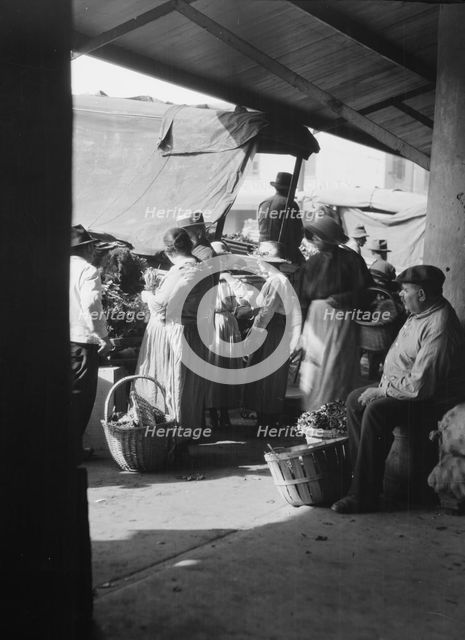 Market scene, New Orleans, between 1920 and 1926. Creator: Arnold Genthe.