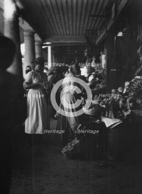 Market scene, New Orleans, between 1920 and 1926. Creator: Arnold Genthe.