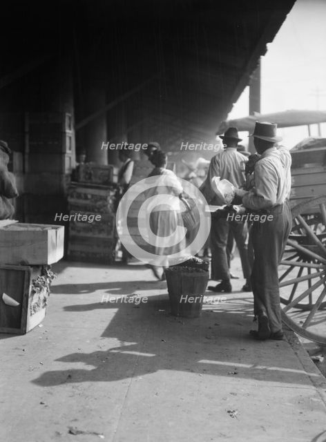 Market scene, New Orleans, between 1920 and 1926. Creator: Arnold Genthe.