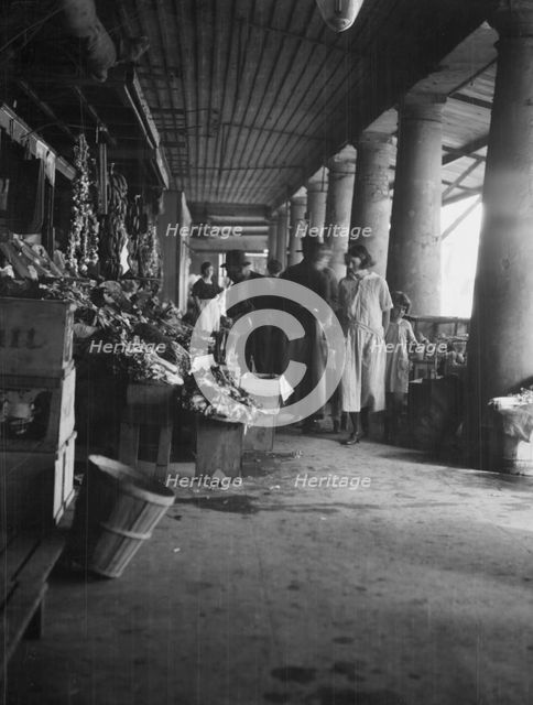 Market scene, New Orleans, between 1920 and 1926. Creator: Arnold Genthe.