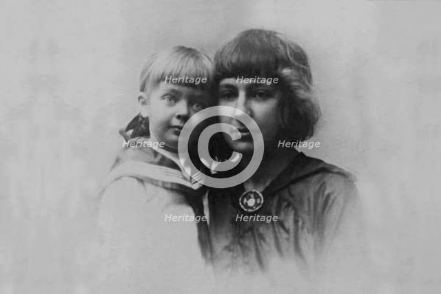 Marina Tsvetaeva with daughter Ariadne, 1916.