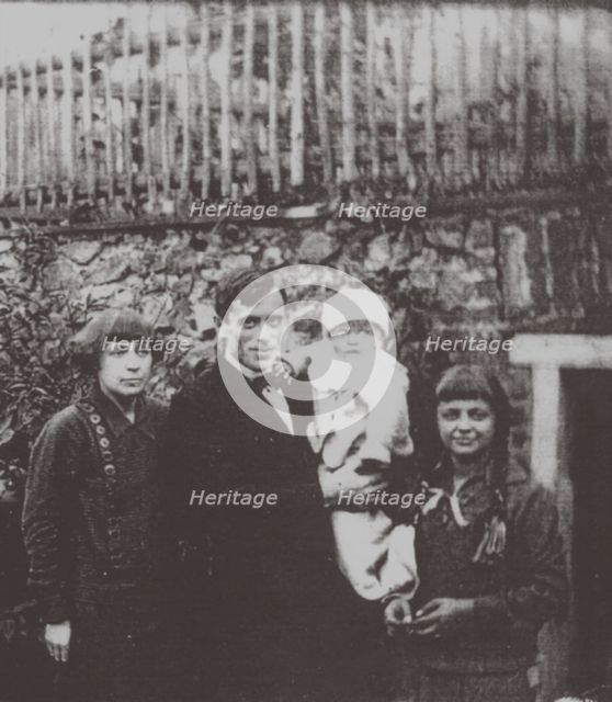 Marina Tsvetaeva with husband and children. Prague, 1925, 1925.