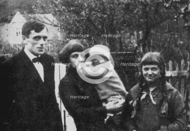Marina Tsvetaeva with husband and children. Prague, 1925.