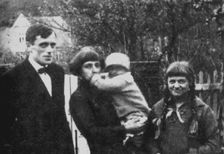 Marina Tsvetaeva with husband and children. Prague, 1925
