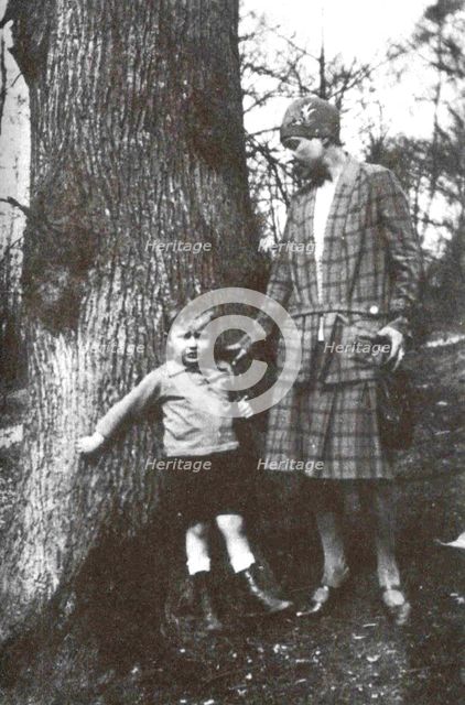 Marina Tsvetaeva with her son, 1928.
