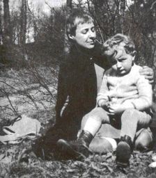 Marina Tsvetaeva with her son, 1928