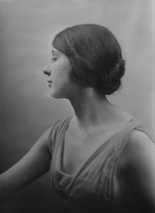 Marion Morgan dancer, portrait photograph, between 1914 and 1927. Creator: Arnold Genthe