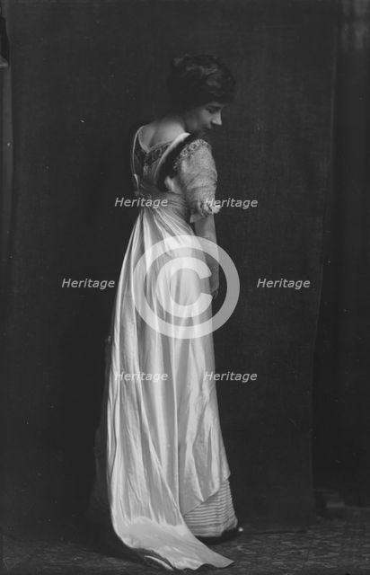 Marian Robinson, (Mrs. Bryant), portrait photograph, 1919 Nov. Creator: Arnold Genthe.