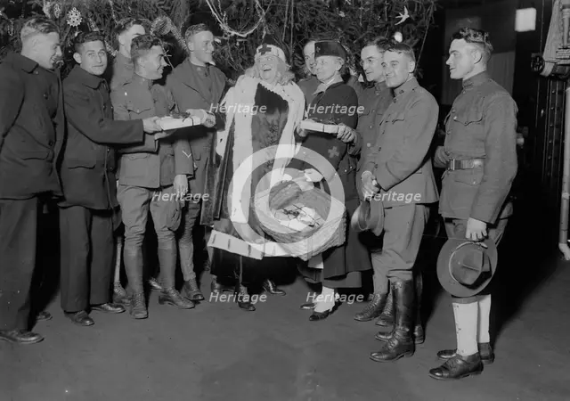 Marie Dressler as S. [Santa] Claus, between c1915 and c1920. Creator: Bain News Service.