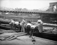 Marlow Bridge, Marlow, Buckinghamshire, c1860-c1922. Artist: Henry Taunt