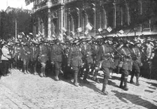 Marseille en Fete; les Australiens defile devant la Prefecture de Marseille, avec des..., 1916. Creator: Unknown