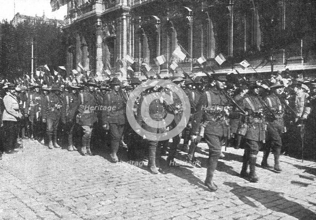 'Marseille en Fete; les Australiens defile devant la Prefecture de Marseille, avec des..., 1916. Creator: Unknown.