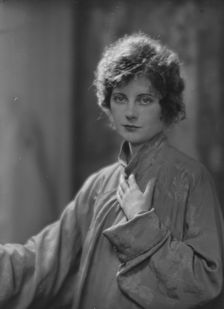 Marsh, Miss, portrait photograph, 1916. Creator: Arnold Genthe