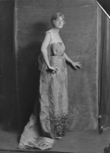 Martin, Miss, portrait photograph, 1916. Creator: Arnold Genthe