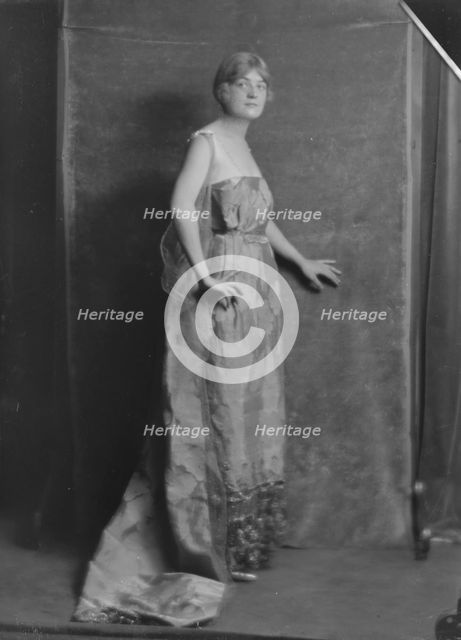Martin, Miss, portrait photograph, 1916. Creator: Arnold Genthe.