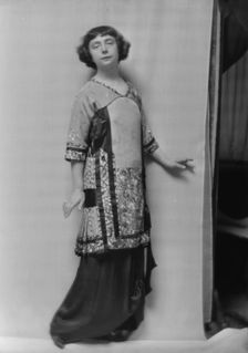 Martin, Alice, Miss, portrait photograph, 1914 Mar. 23. Creator: Arnold Genthe