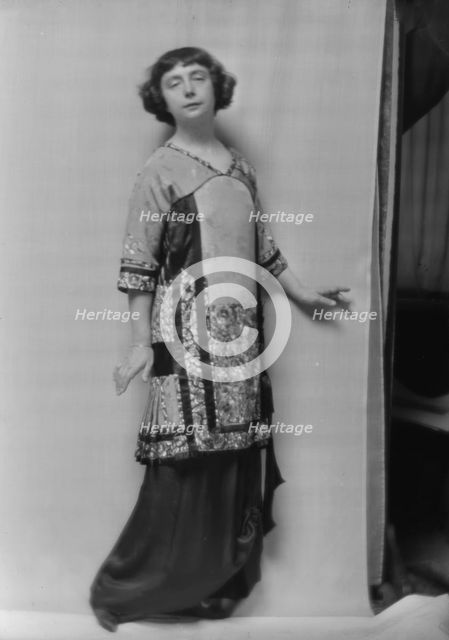 Martin, Alice, Miss, portrait photograph, 1914 Mar. 23. Creator: Arnold Genthe.