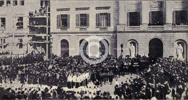 Mass burial of Mosén Jacinto Verdaguer at the exit from the City Council of Barcelona, June 1902.