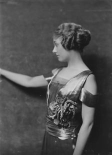 McBain, Alison, Miss, portrait photograph, 1917 Apr. 10. Creator: Arnold Genthe