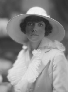 McCallum, S.M., Mrs., portrait photograph, 1916. Creator: Arnold Genthe