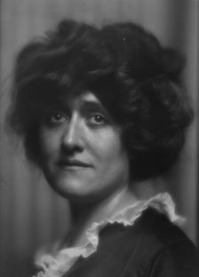 McGovern, Newton, Mrs., portrait photograph, 1913. Creator: Arnold Genthe