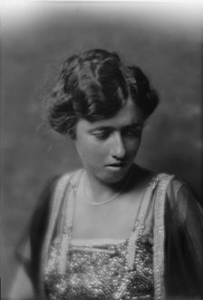 McIntosh, R.L., Miss, portrait photograph, 1915. Creator: Arnold Genthe
