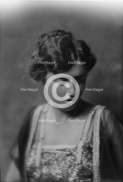 McIntosh, R.L., Miss, portrait photograph, 1915. Creator: Arnold Genthe.