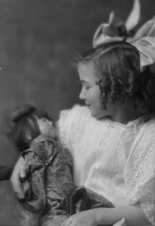 McMahon girl (child), portrait photograph, 1913 Aug. 13. Creator: Arnold Genthe