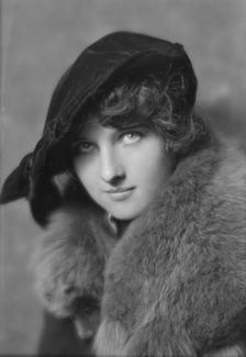 McMahon, Helen, Miss, or Dorothy McMahon, portrait photograph, between 1913 and 1915. Creator: Arnold Genthe