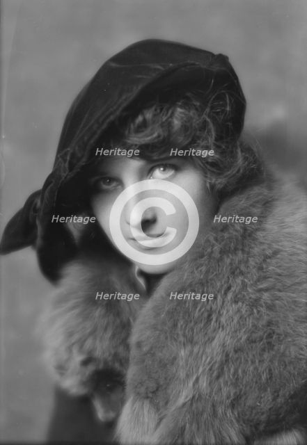 McMahon, Helen, Miss, or Dorothy McMahon, portrait photograph, between 1913 and 1915. Creator: Arnold Genthe.