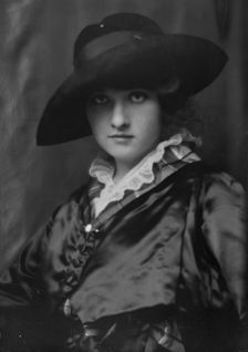 McMahon, Helen, portrait photograph, between 1913 and 1915. Creator: Arnold Genthe