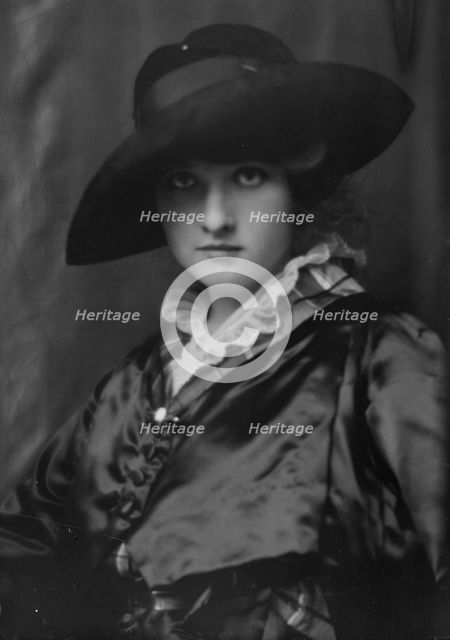 McMahon, Helen, portrait photograph, between 1913 and 1915. Creator: Arnold Genthe.