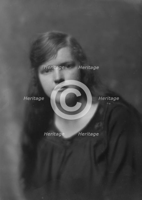 McMahon, Miss, portrait photograph, 1917 June 11. Creator: Arnold Genthe.