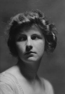 McMullen, Doris, Mrs., portrait photograph, 1913. Creator: Arnold Genthe