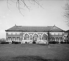 Metropolitan Museum of Art, New York City, between 1900 and 1910. Creator: Unknown
