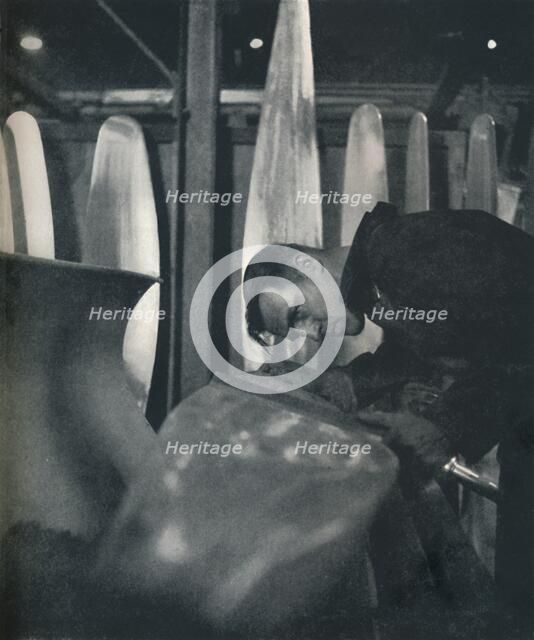 'Measuring airscrew blades', 1941. Artist: Cecil Beaton.