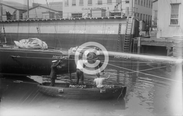 Measuring SHAMROCK, between c1915 and c1920. Creator: Bain News Service.