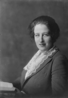 Mee, Herbert, Mrs., portrait photograph, 1917 Nov. 3. Creator: Arnold Genthe