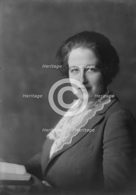 Mee, Herbert, Mrs., portrait photograph, 1917 Nov. 3. Creator: Arnold Genthe.