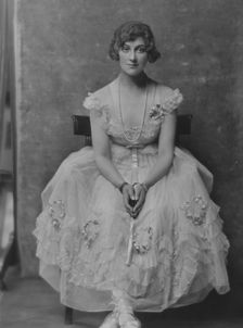Melville, Mrs., portrait photograph, 1916. Creator: Arnold Genthe