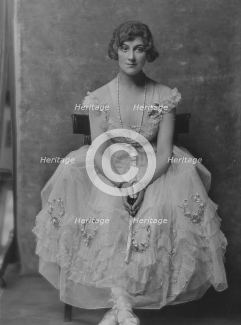 Melville, Mrs., portrait photograph, 1916. Creator: Arnold Genthe.