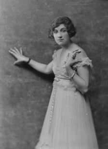 Melville, Mrs., portrait photograph, 1916. Creator: Arnold Genthe