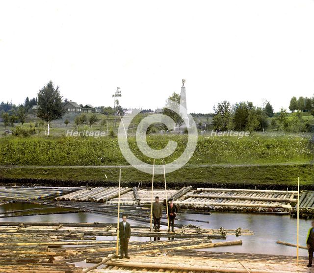 Men on rafts in foreground, 1909. Creator: Sergey Mikhaylovich Prokudin-Gorsky.