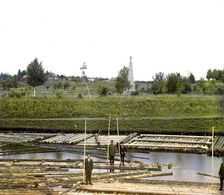 Men on rafts in foreground, 1909. Creator: Sergey Mikhaylovich Prokudin-Gorsky