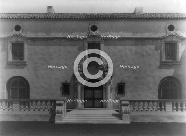 "Mi Suen~o," Herbert Coppell house, 1245 South Grand Avenue, Pasadena, California, 1917. Creator: Frances Benjamin Johnston.