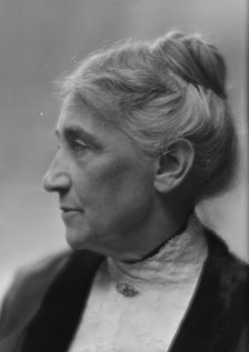 Mitchell, Mary, Mrs., portrait photograph, 1913. Creator: Arnold Genthe