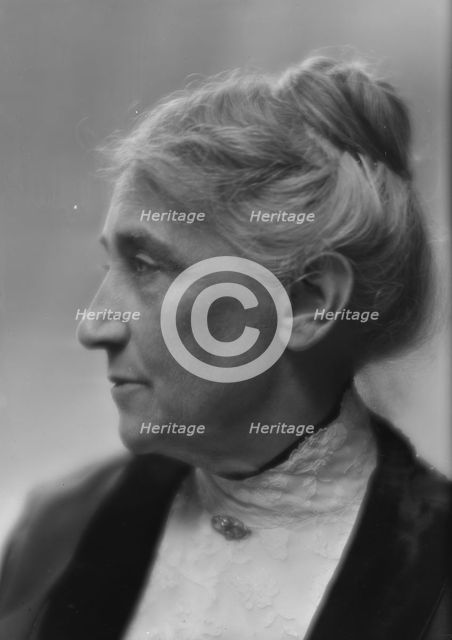Mitchell, Mary, Mrs., portrait photograph, 1913. Creator: Arnold Genthe.